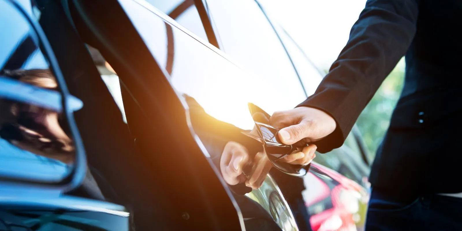 บริการเช่ารถหรูพร้อมคนขับมืออาชีพ ทางเลือกที่ปลอดภัยและเหนือระดับสำหรับผู้เช่าทุกระดับอายุ