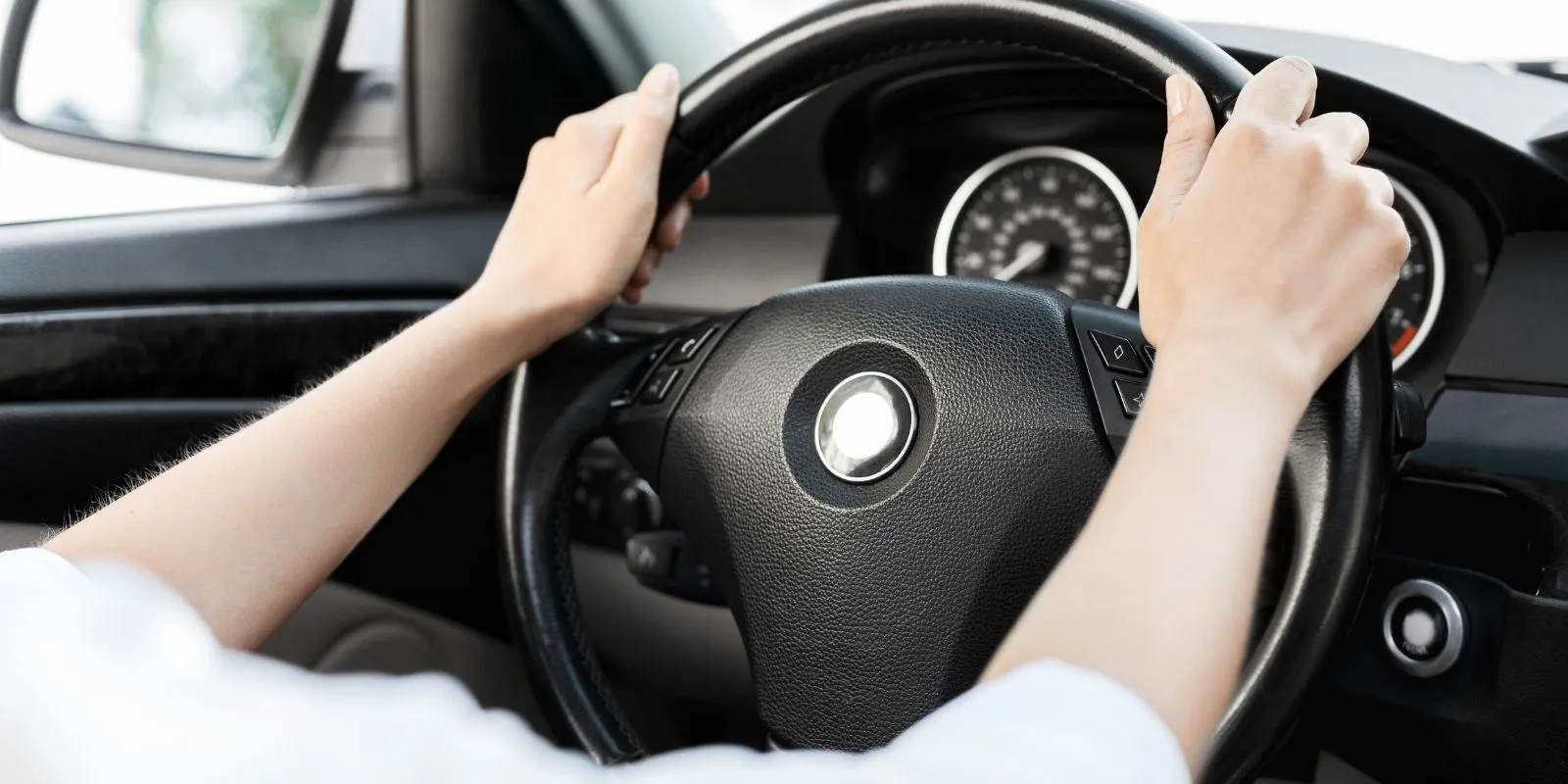 การประเมินความเสี่ยงและประกันภัยสำหรับการเช่ารถพรีเมียมที่เน้นความปลอดภัยของผู้ขับขี่ที่มีวุฒิภาวะ