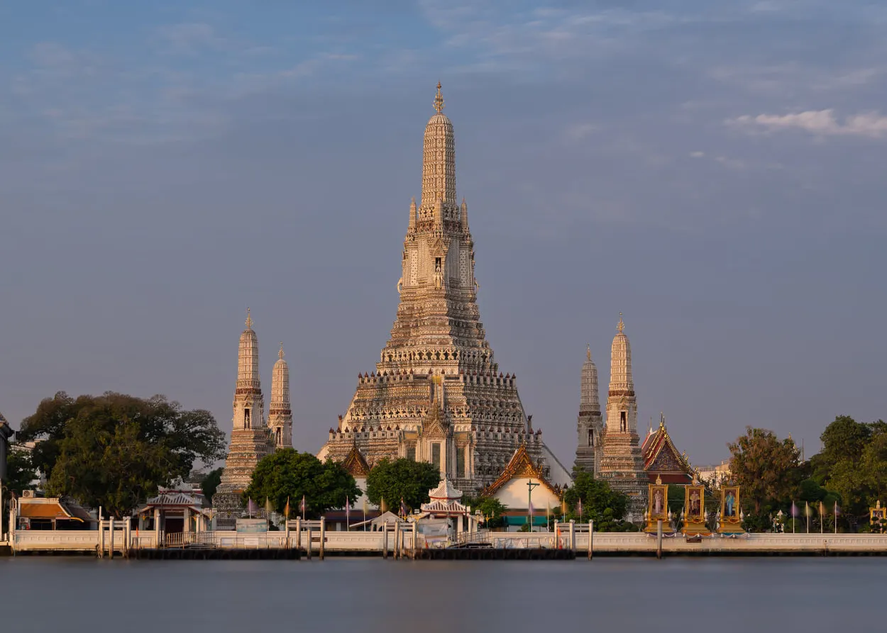 เช่ารถหรู ไปถ่ายรูปลานหน้าวัดริมแม่น้ำเจ้าพระยา