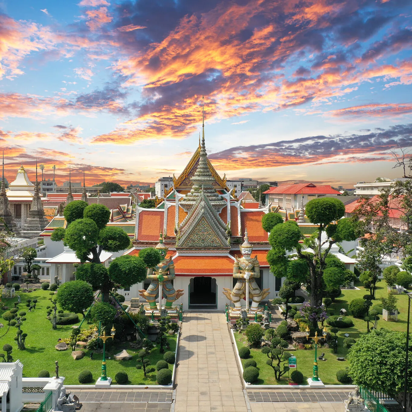 เช่ารถหรู ไปถ่ายรูปตรงยักษ์วัดแจ้ง (Yak Wat Chaeng) หน้าซุ้มประตูยอดมงกุฎ