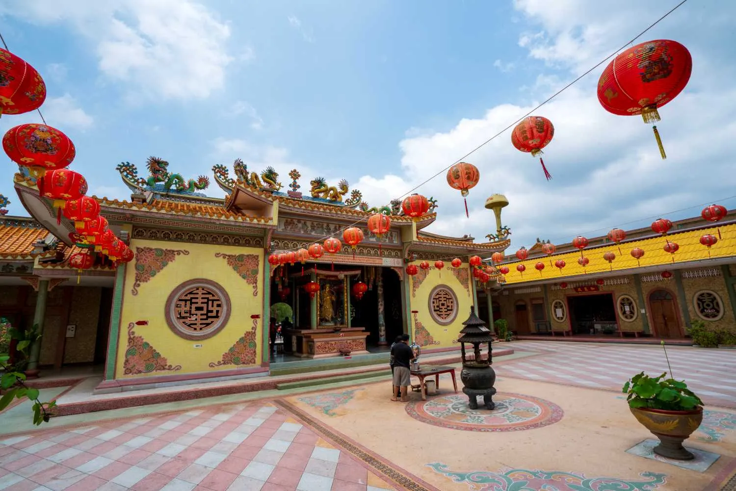 บริเวณลานภายในวัดมังกรบุปผาราม ซึ่งมีกระถางจุดธูปตั้งอยู่ตรงกลางลาน