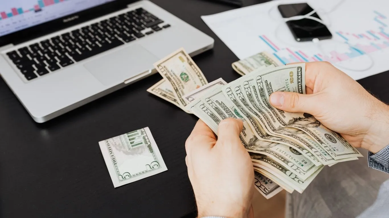 นับเงินในมือ เพื่อคำรวณค่า เช่ารถในนามบริษัท