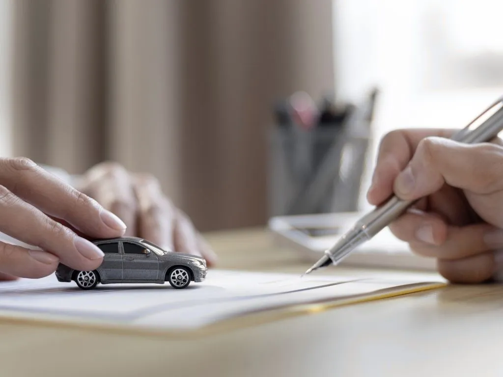 เช่ารถ ภาพถ่ายเขียนสัญญาเช่ารถ