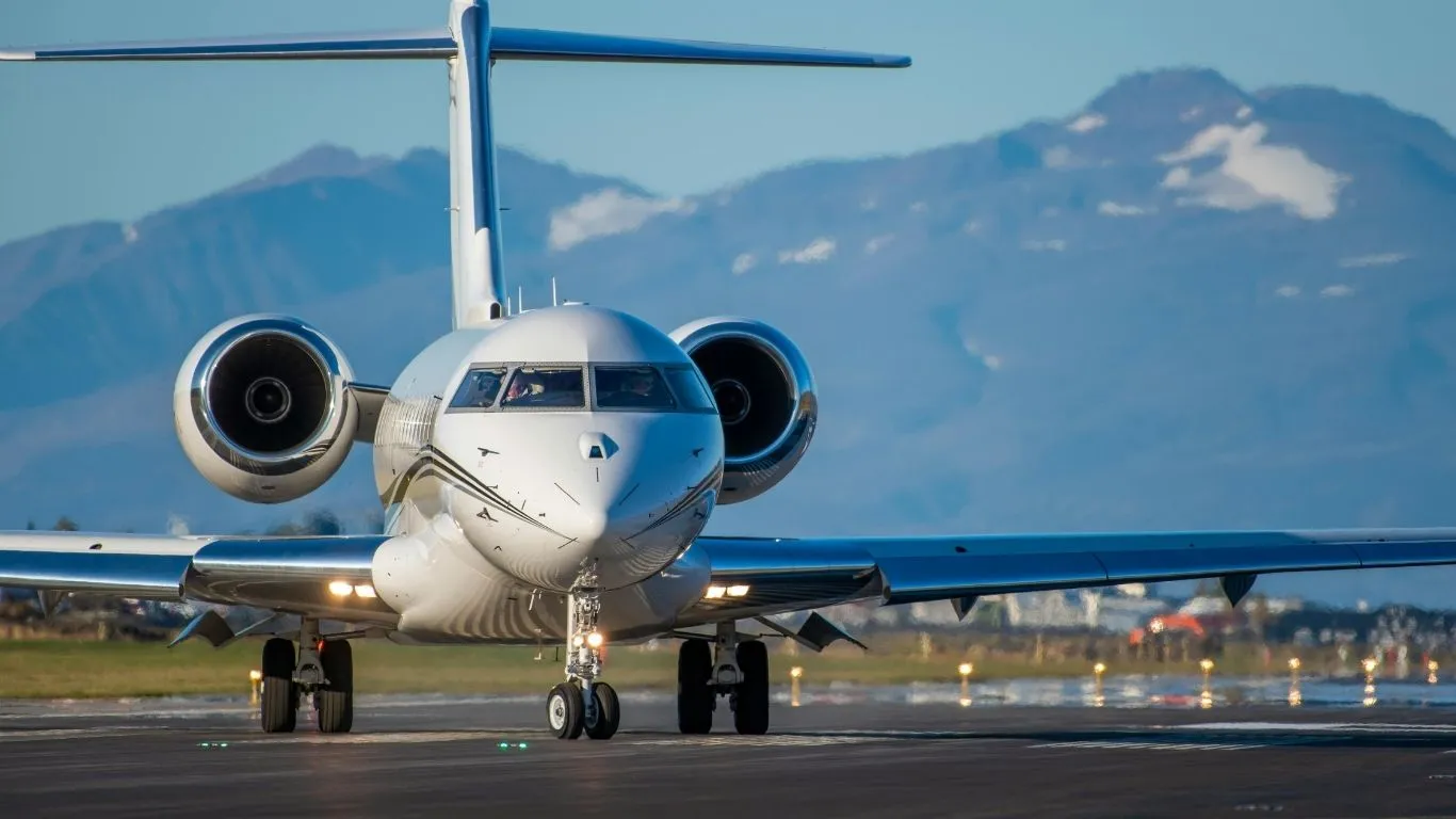 รถรับส่งสนามบิน สนามบินกำลังจอด